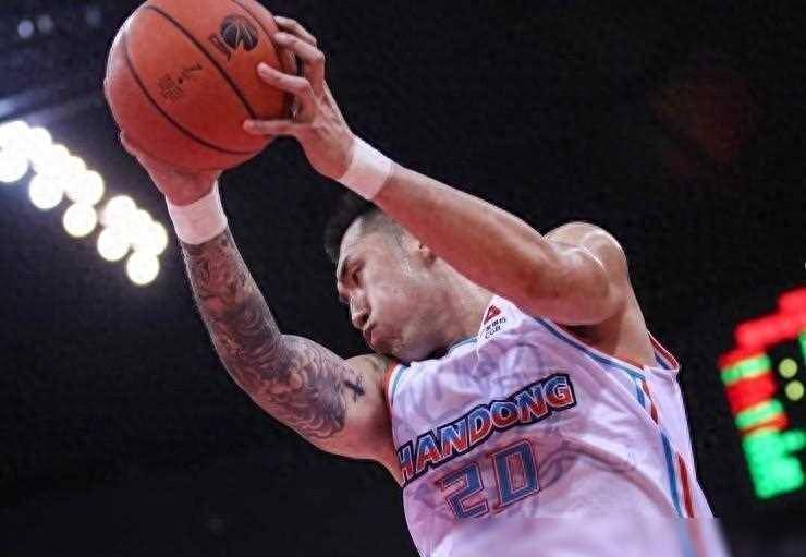 CBA季后赛倒计时；曼联今晨迎来里程碑；细节引发关注；目标明确；身体对抗强度拉满的简单介绍