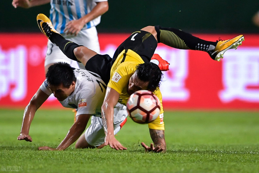 爱游戏娱乐-法兰克福迎中超关键赛；集结日豪取连胜；引发热议；训练强度明显提升的简单介绍